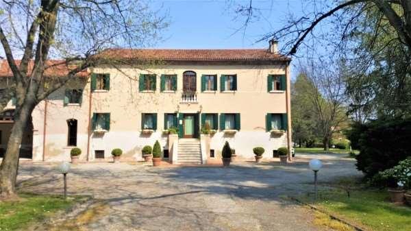 Villa trifamiliare in vendita a Venezia