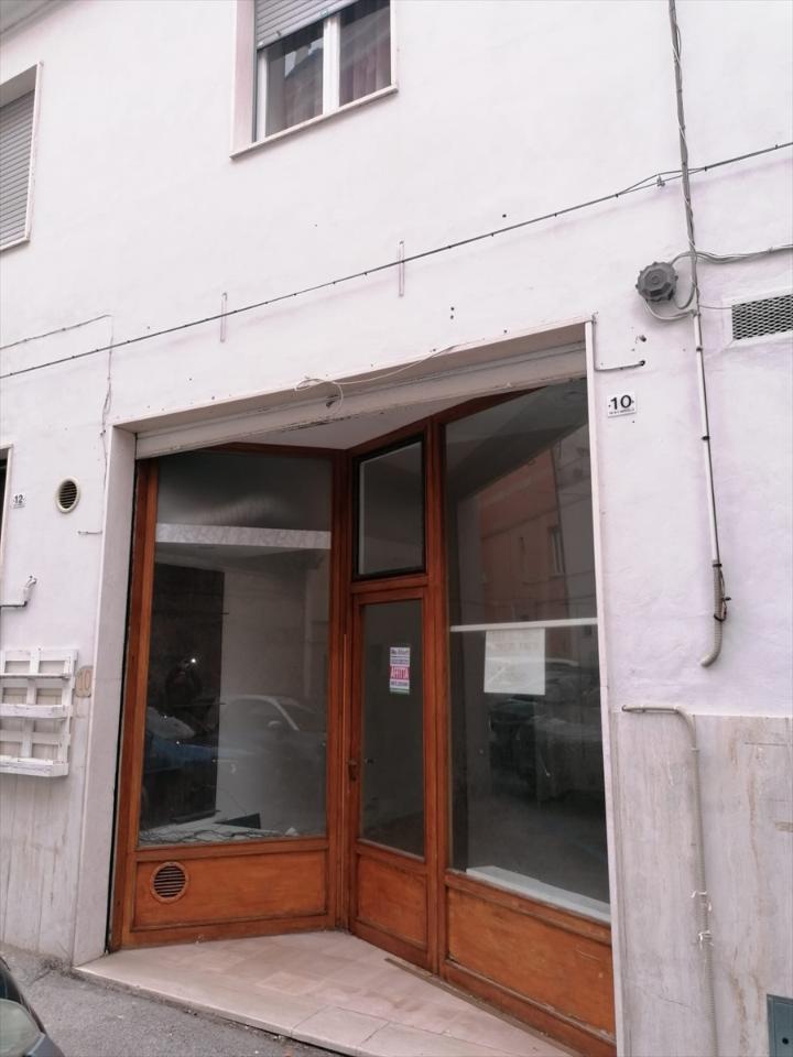 Locale commerciale in Via Marco Vezio Marcello, Chieti, {3} - Foto 1