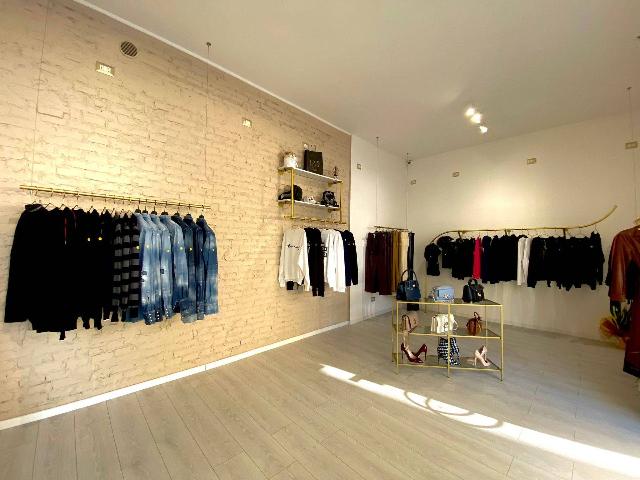 Shop in {3}, Via Alberico Carboni 11 - Photo 1