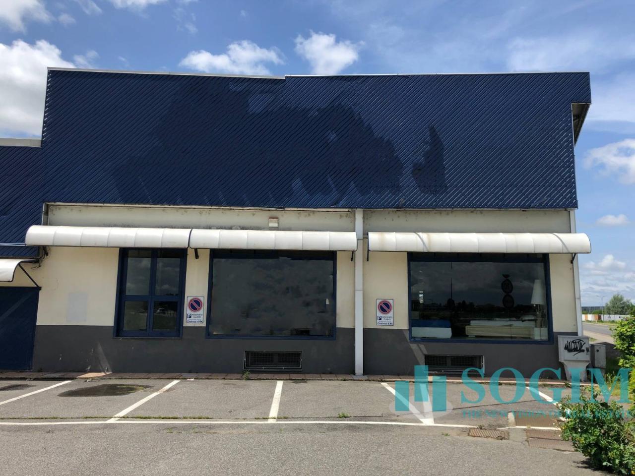 Locale commerciale in Via Novara, Trecate - Foto 1