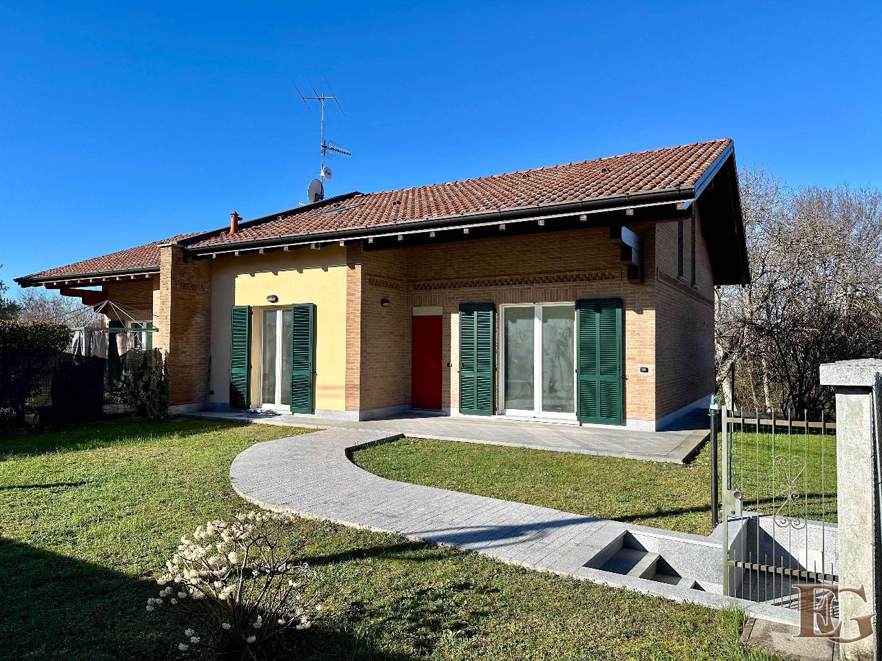 Villa bifamiliare in affitto a Cocquio Trevisago