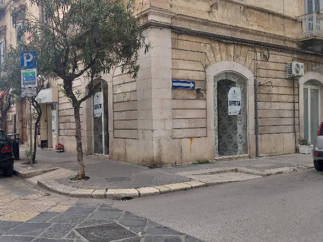 Geschäft in Via Camillo Benso di Cavour 90, Trani - Foto 1