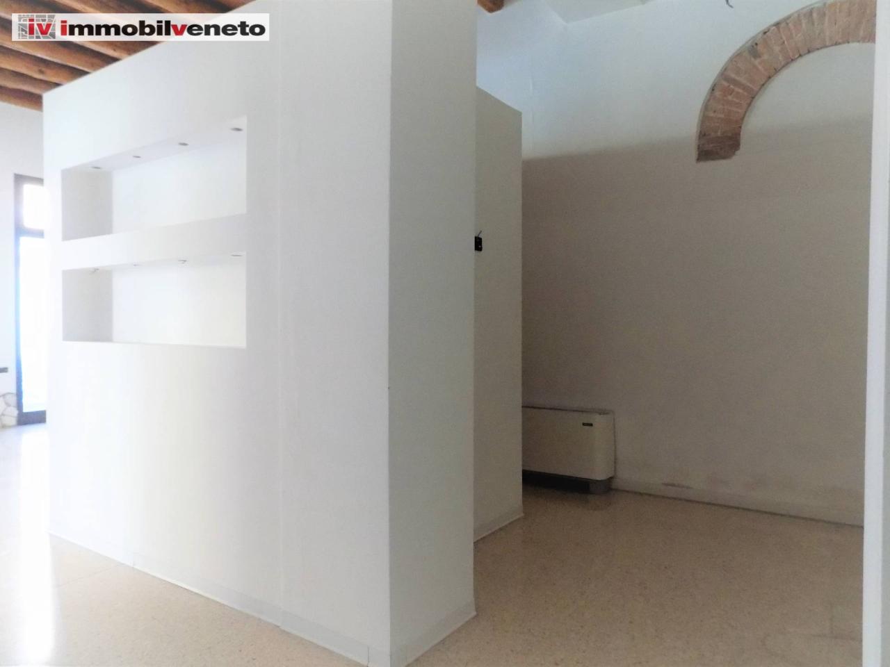 Esercizio commerciale in Via Roma 52, Lonigo, {3} - Foto 2