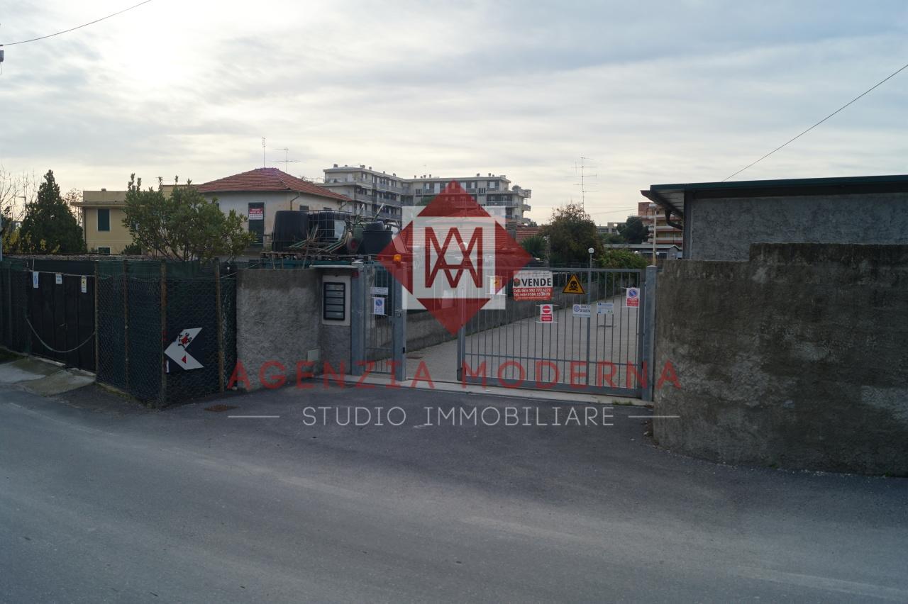 Parcheggio chiuso in Via M. E. Basso 16, Ventimiglia - Foto 1
