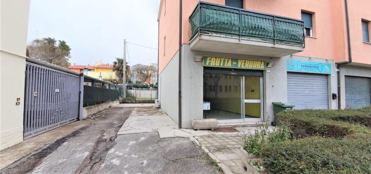 Locale commerciale in Via della Repubblica,37,Fano, Fano, {3} - Foto 2