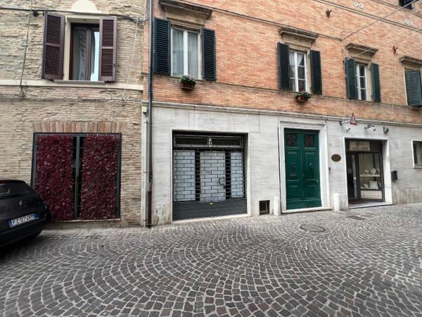 Negozio in Via Abbati 32, Pesaro, {3} - Foto 1