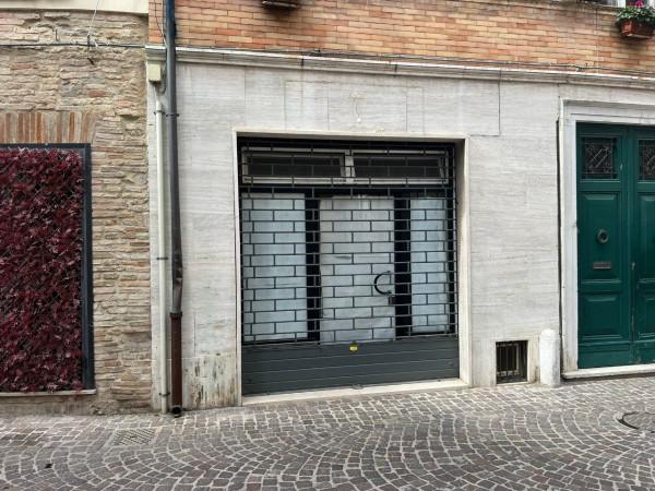 Negozio in Via Abbati 32, Pesaro, {3} - Foto 2