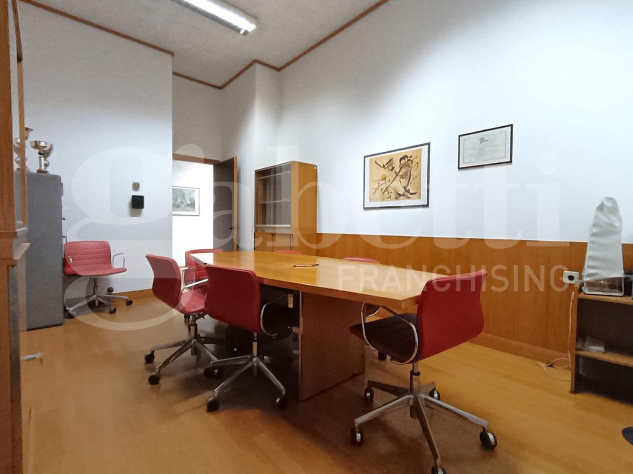 Palazzina commerciale in , Carrara, {3} - Foto 2