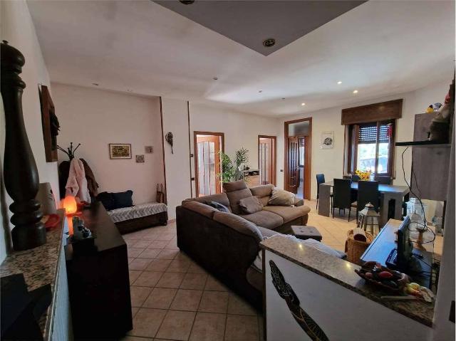 3-room flat in Piazza Duca d' Aosta, Varano Borghi - Photo 1