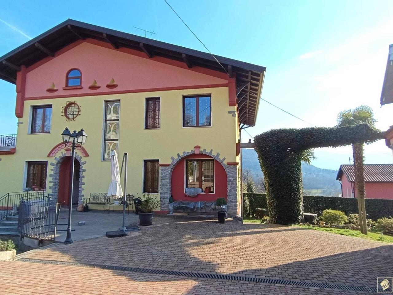 Villa in vendita a Cunardo