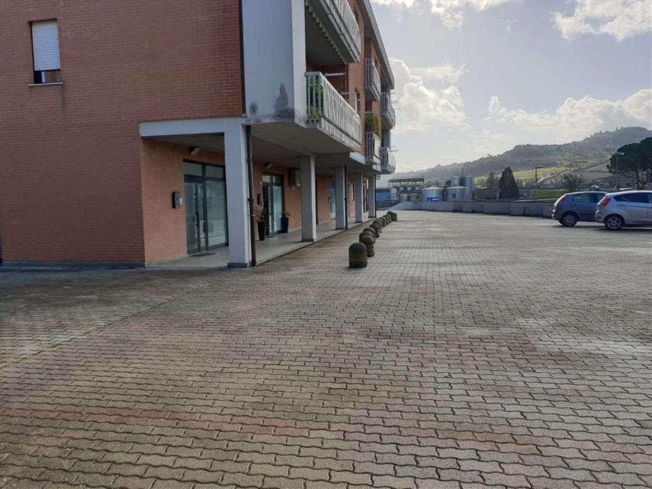 Negozio in Pian di Porto, Todi, {3} - Foto 2
