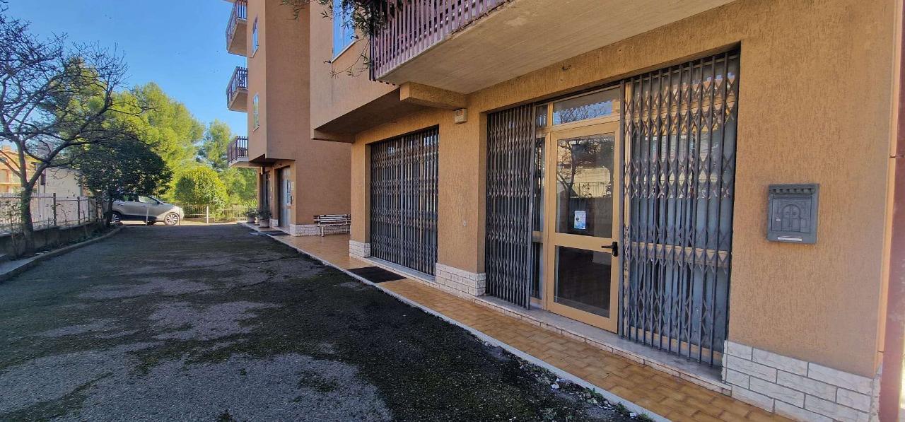 Negozio in Via XXV Aprile  18, Todi, {3} - Foto 1