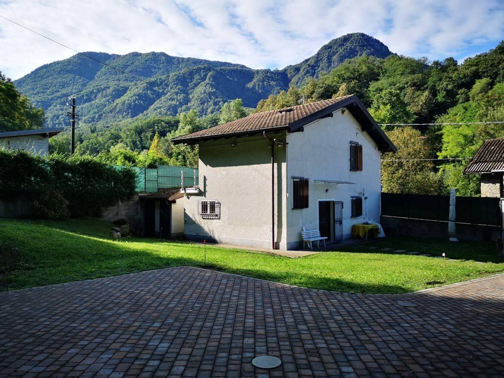 Villa in vendita a Castelveccana