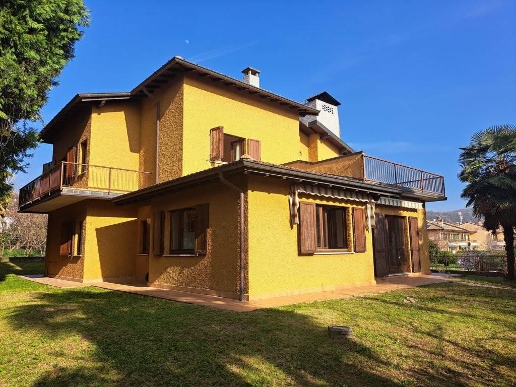 Villa in vendita a Brezzo Di Bedero