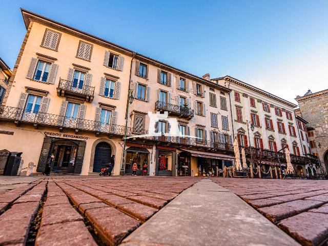 2-room flat in Piazza Vecchia 2, Bergamo - Photo 1