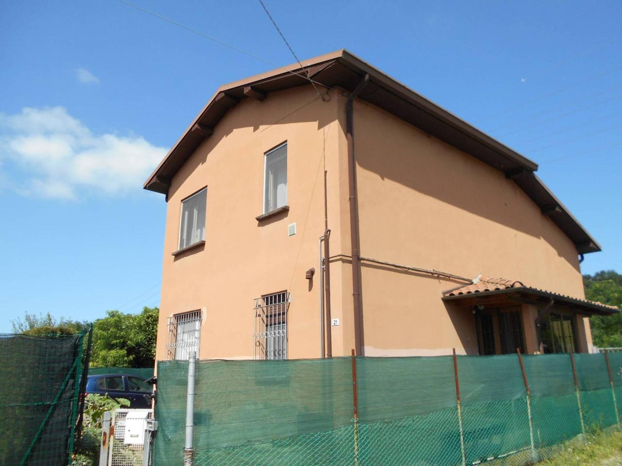 Villa in vendita a Carugo