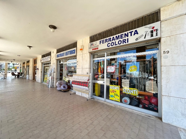 Shop in Viale Giovanni Paolo II 55, Lecce - Photo 1