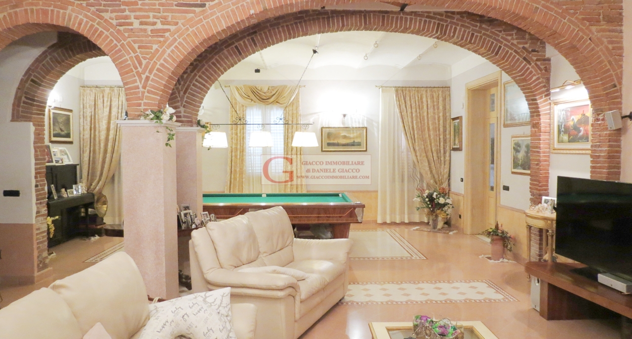 Villa bifamiliare in vendita a Cascina