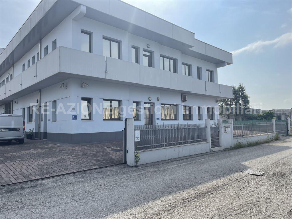Palazzina commerciale in Via Brenta 50, Altavilla Vicentina, {3} - Foto 1