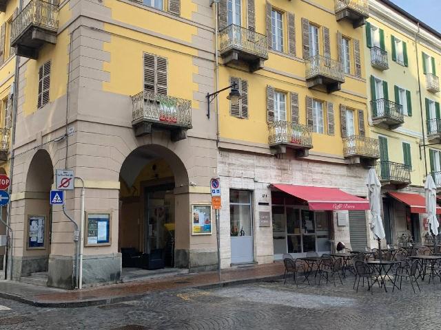 Negozio in Piazza Ferruccio Nazionale, Ivrea - Foto 1