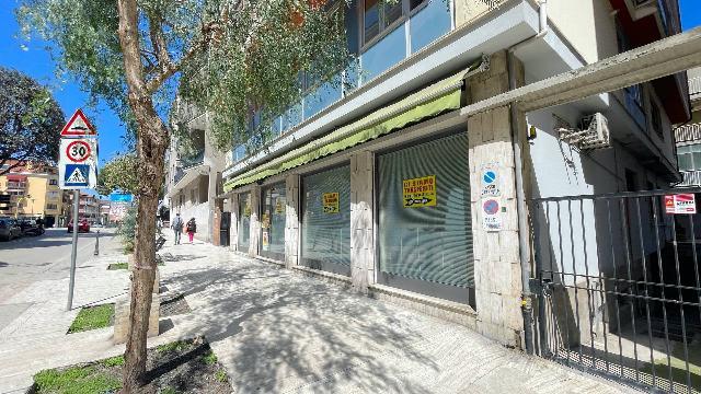 Negozio in {3}, Viale De Gasperi 7 - Foto 1