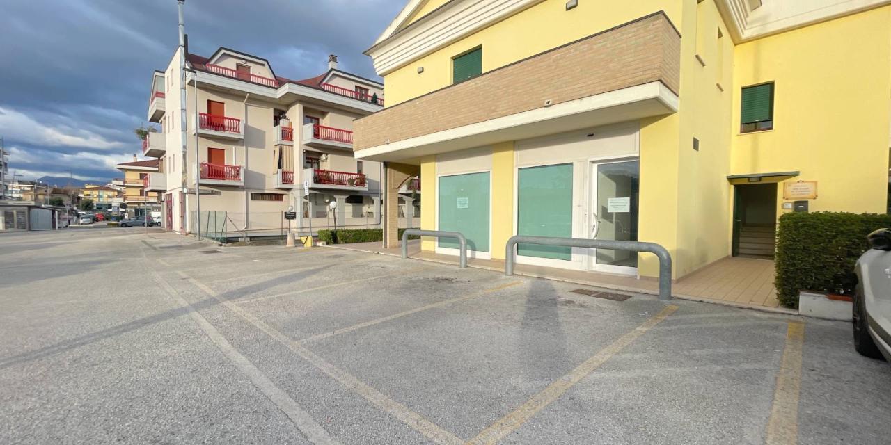Negozio in Viale De Gasperi 2, Monteprandone, {3} - Foto 2