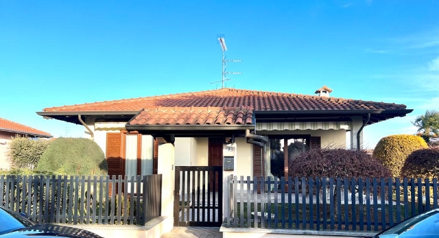 Mansion in Via Don Gnocchi, Varallo Pombia - Photo 1