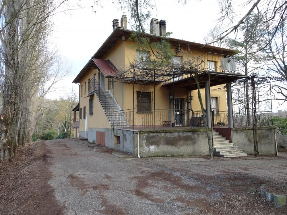 Villa bifamiliare in vendita a Imola