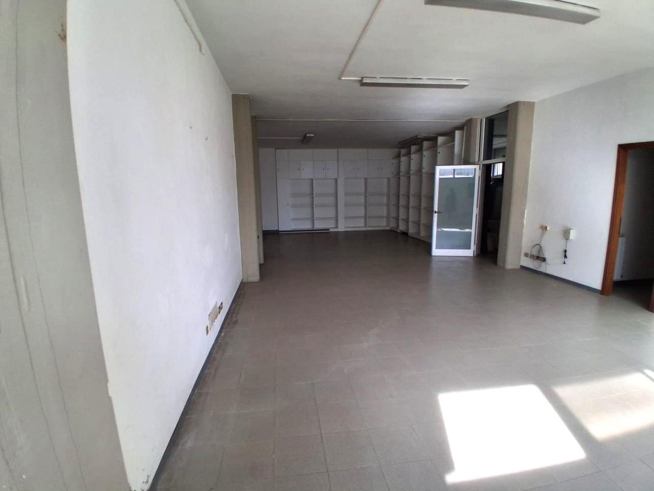 Negozio in , Lucca, {3} - Foto 1