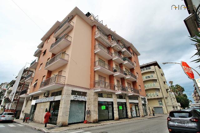 Negozio in Via G. Voltattorni 117/119, San Benedetto del Tronto - Foto 1