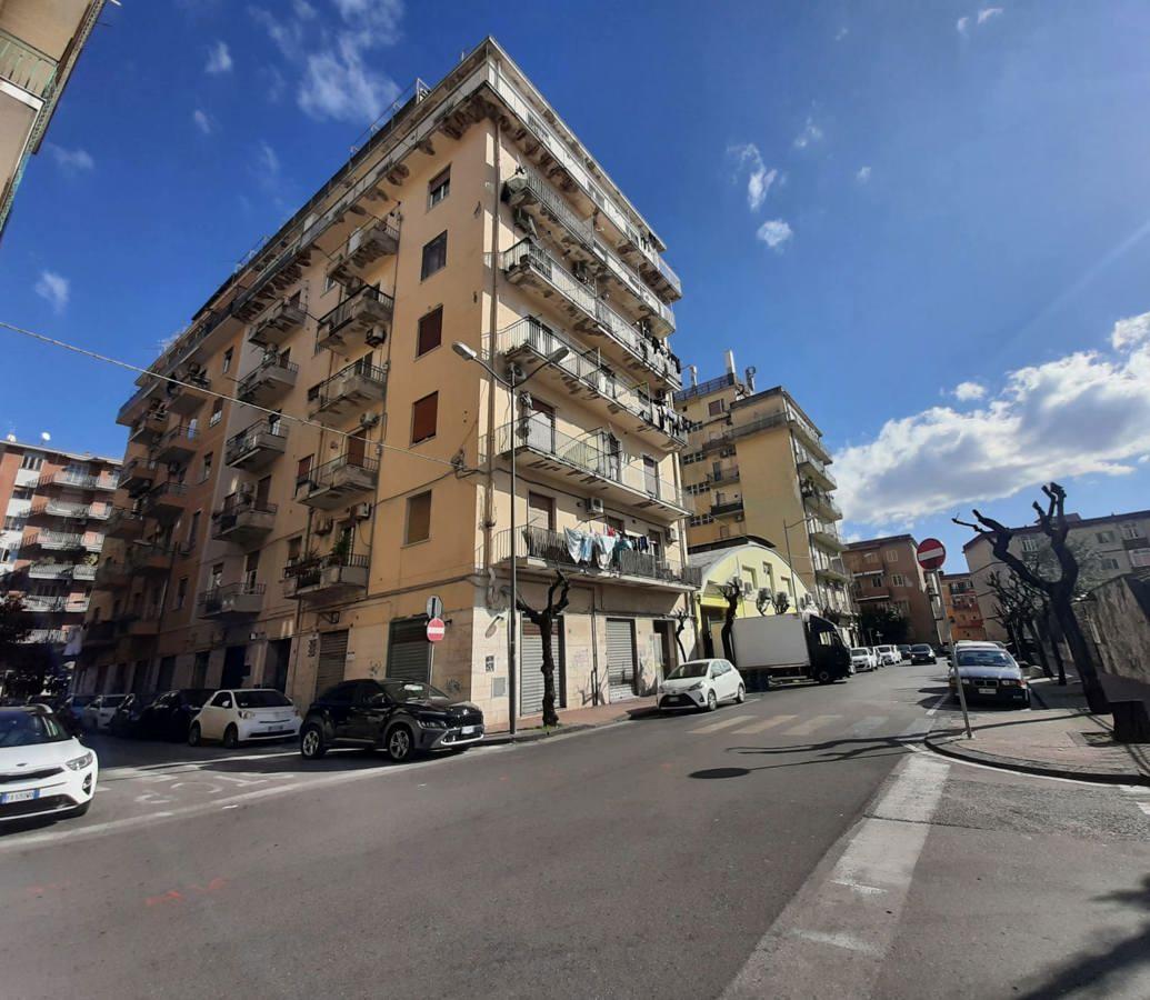 Negozio in Via Alfredo De Crescenzo 19, Salerno - Foto 1