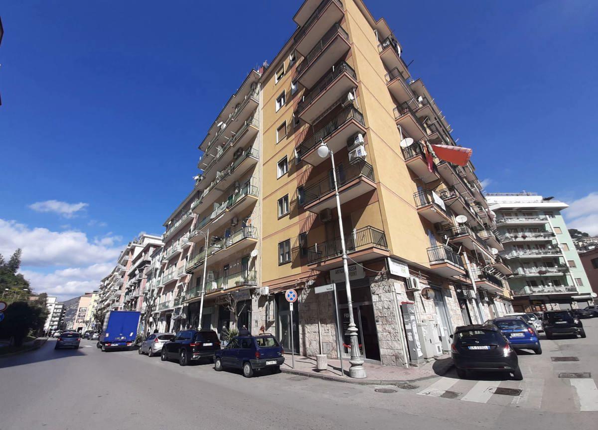 Negozio in Via Torrione 149, Salerno - Foto 1