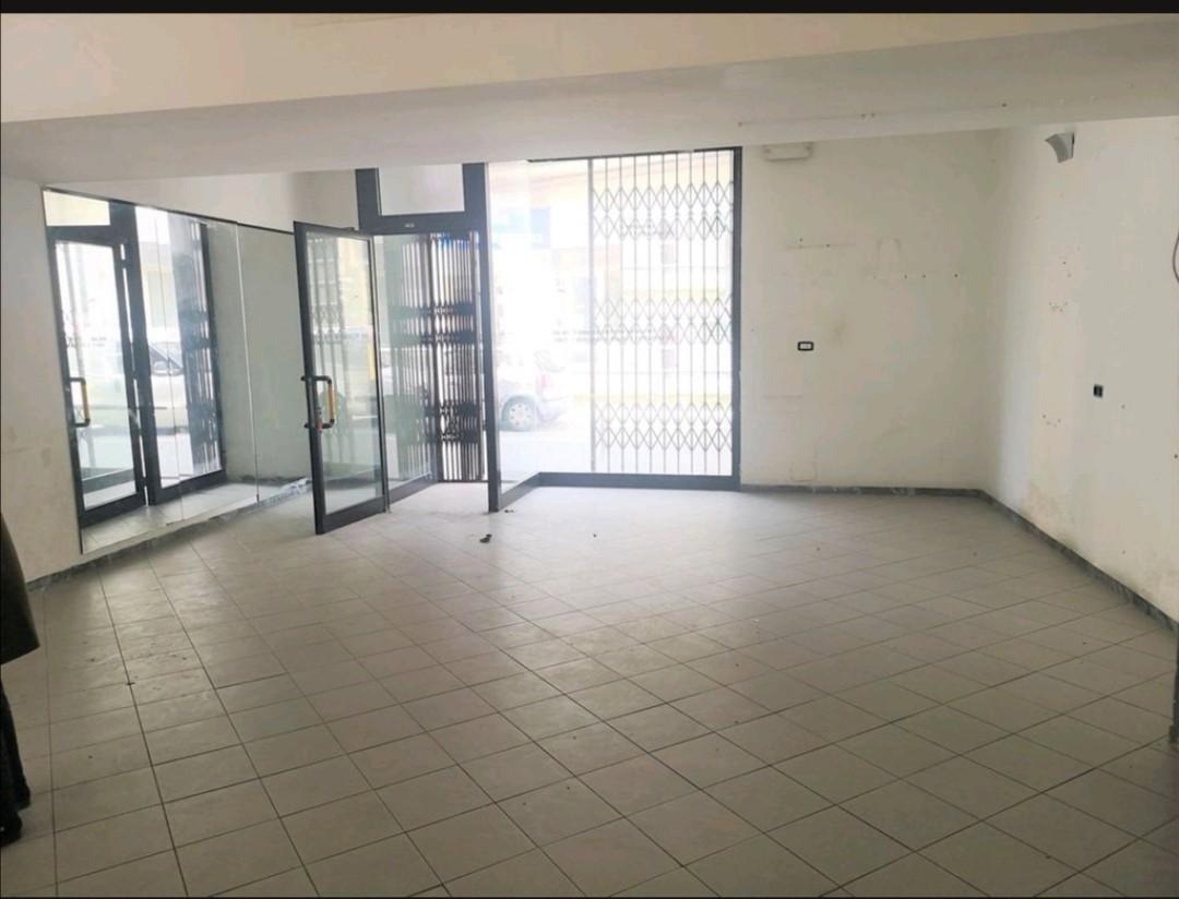 Esercizio commerciale in , Sarzana, {3} - Foto 1