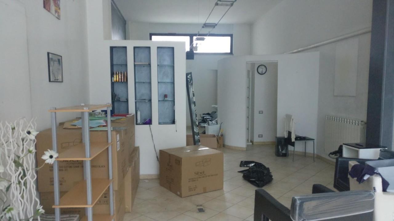 Locale commerciale in , Carrara, {3} - Foto 1