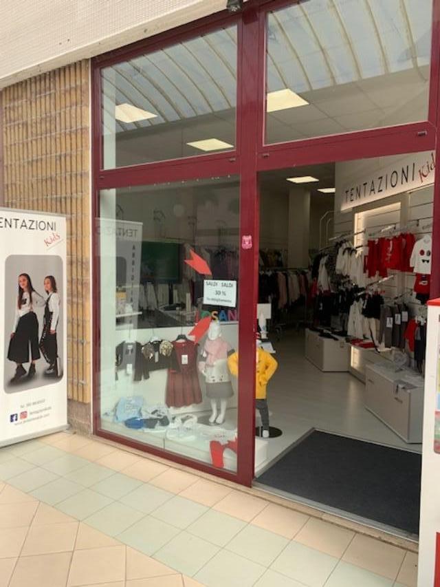 Locale commerciale in Giacomo Matteotti, Cecina, {3} - Foto 1