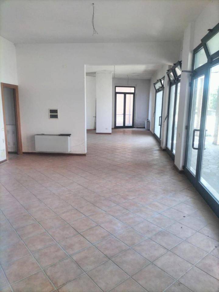 Locale commerciale in , Montevarchi, {3} - Foto 2