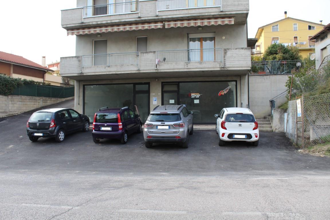 Negozio in , Petriano, {3} - Foto 2