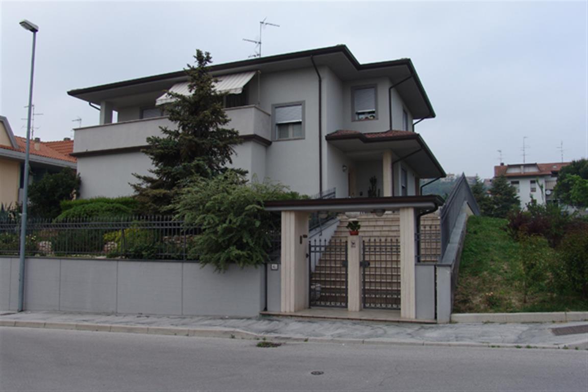 Villa trifamiliare in vendita a Vallefoglia