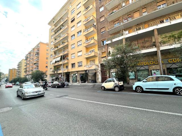 Geschäft in Via Nemorense 134, Roma - Foto 1