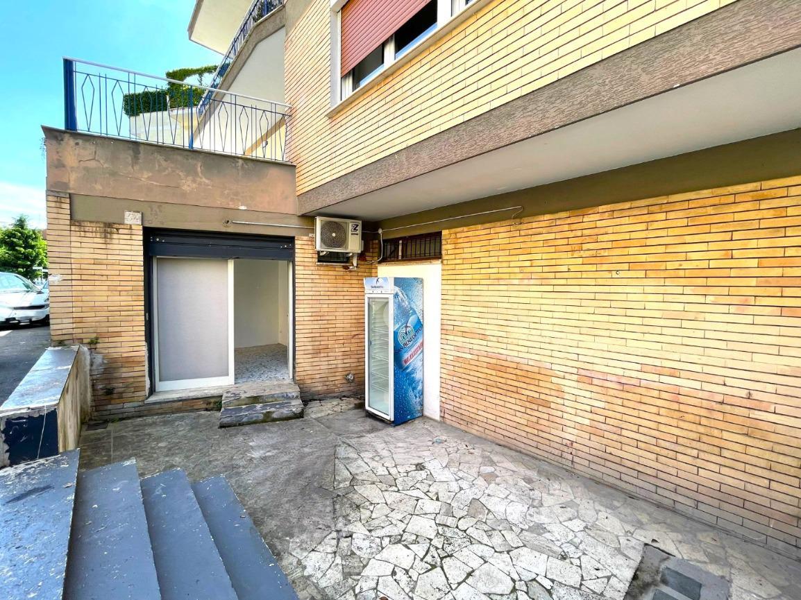 Negozio in Via Mario Rapisardi, Roma, {3} - Foto 2