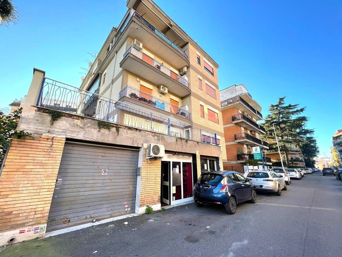 Negozio in Via Mario Rapisardi, Roma, {3} - Foto 1