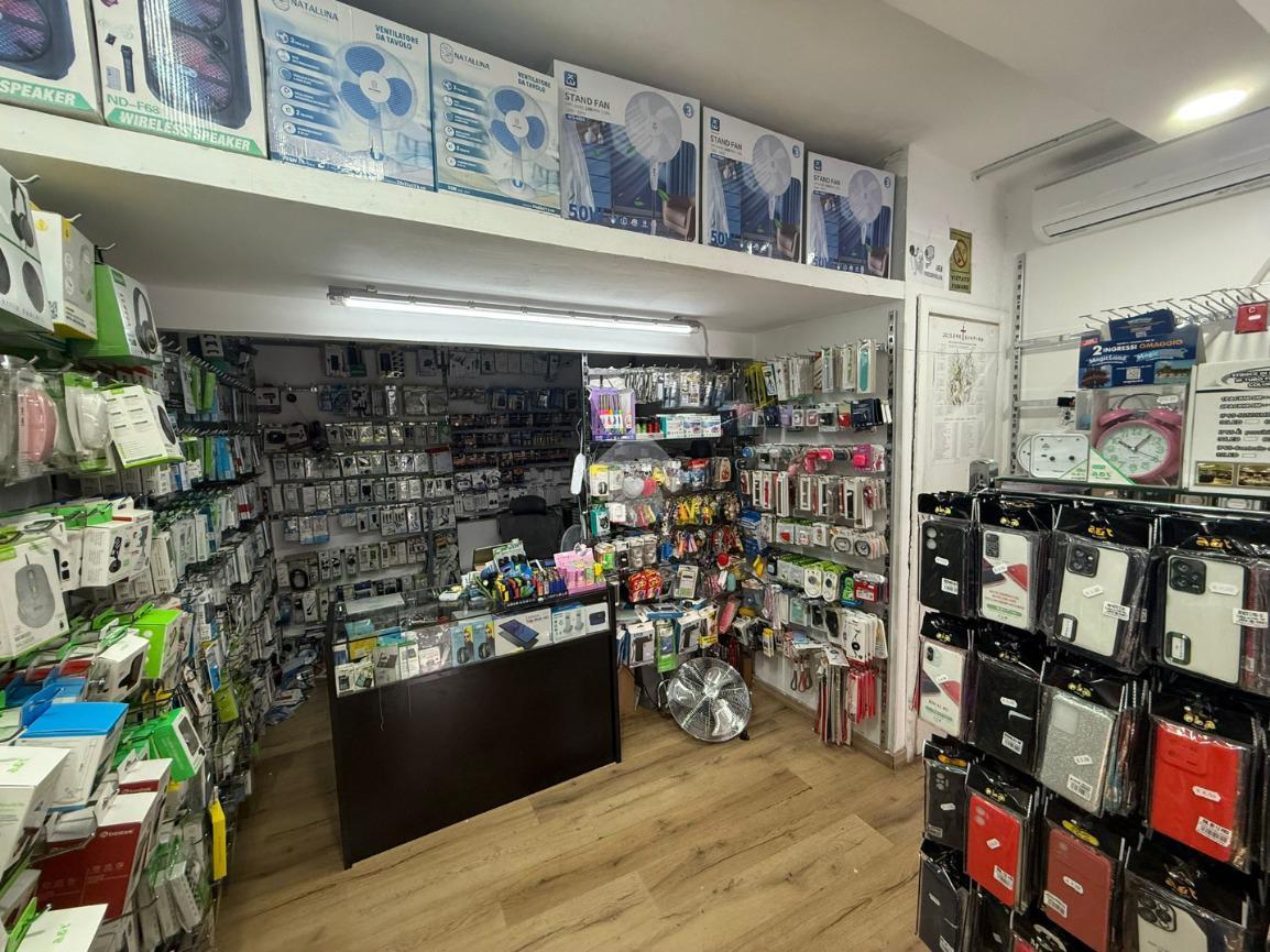 Negozio in Via delle Vigne Nuove 22, Roma, {3} - Foto 2