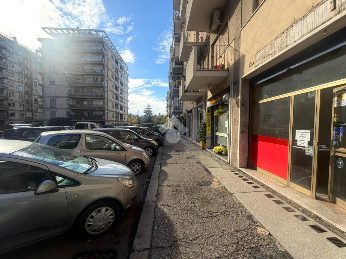 Negozio in Via Val di Chienti 29, Roma, {3} - Foto 1