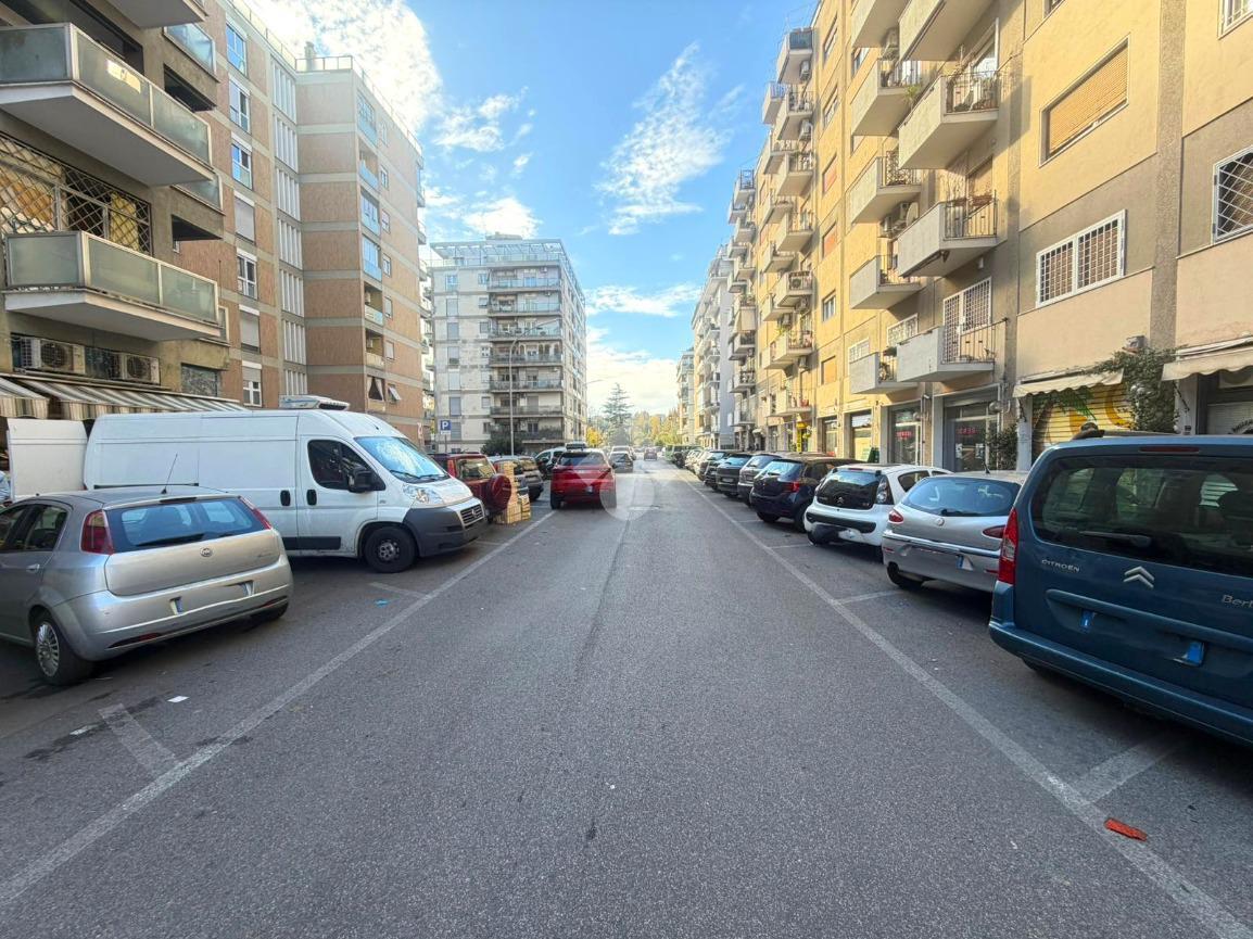 Negozio in Via Val di Chienti 29, Roma, {3} - Foto 2