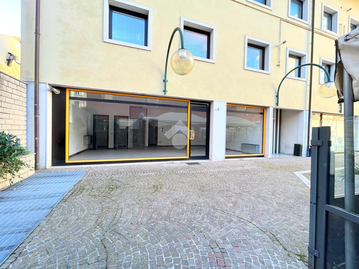 Negozio in Via Roma 47, Udine, {3} - Foto 1