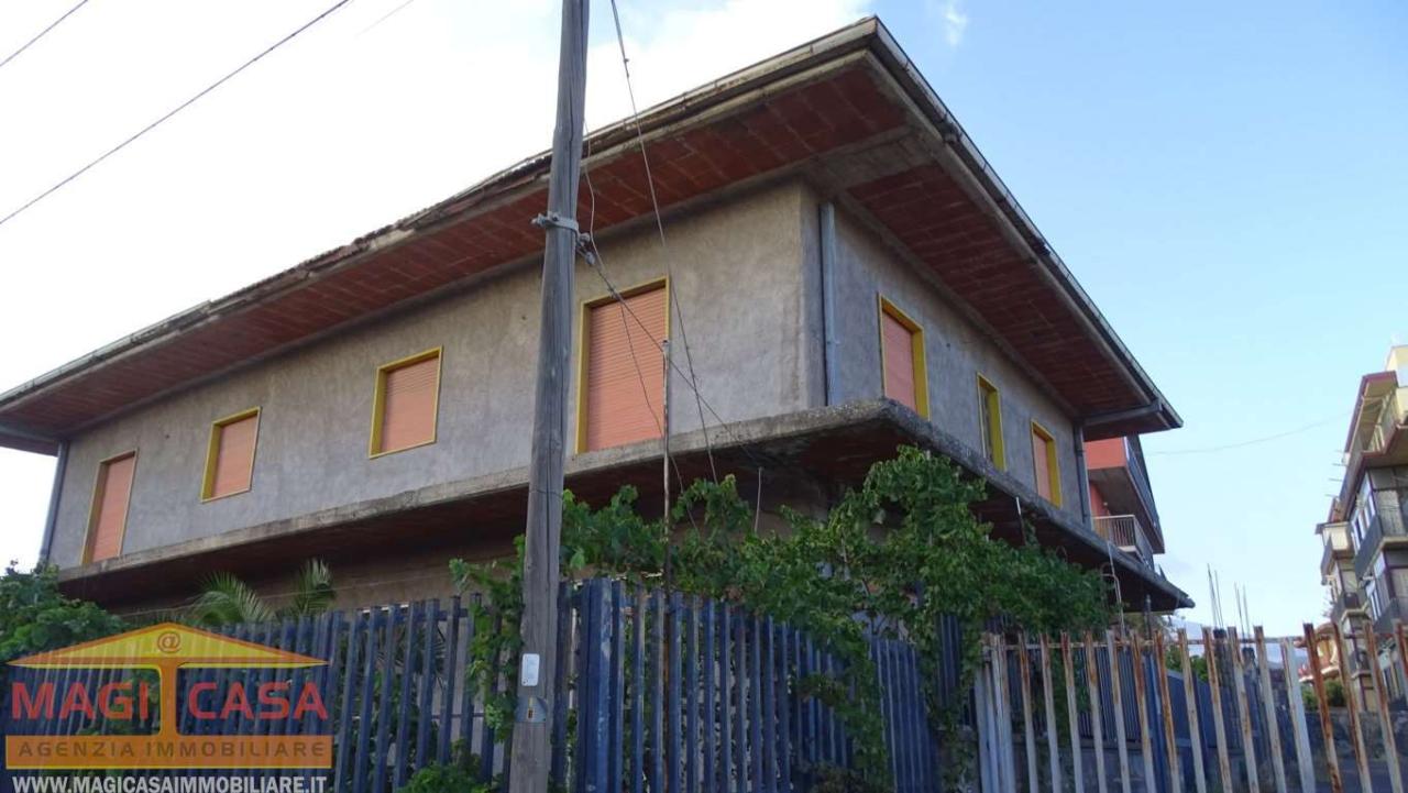 Villa bifamiliare in vendita a Camporotondo Etneo