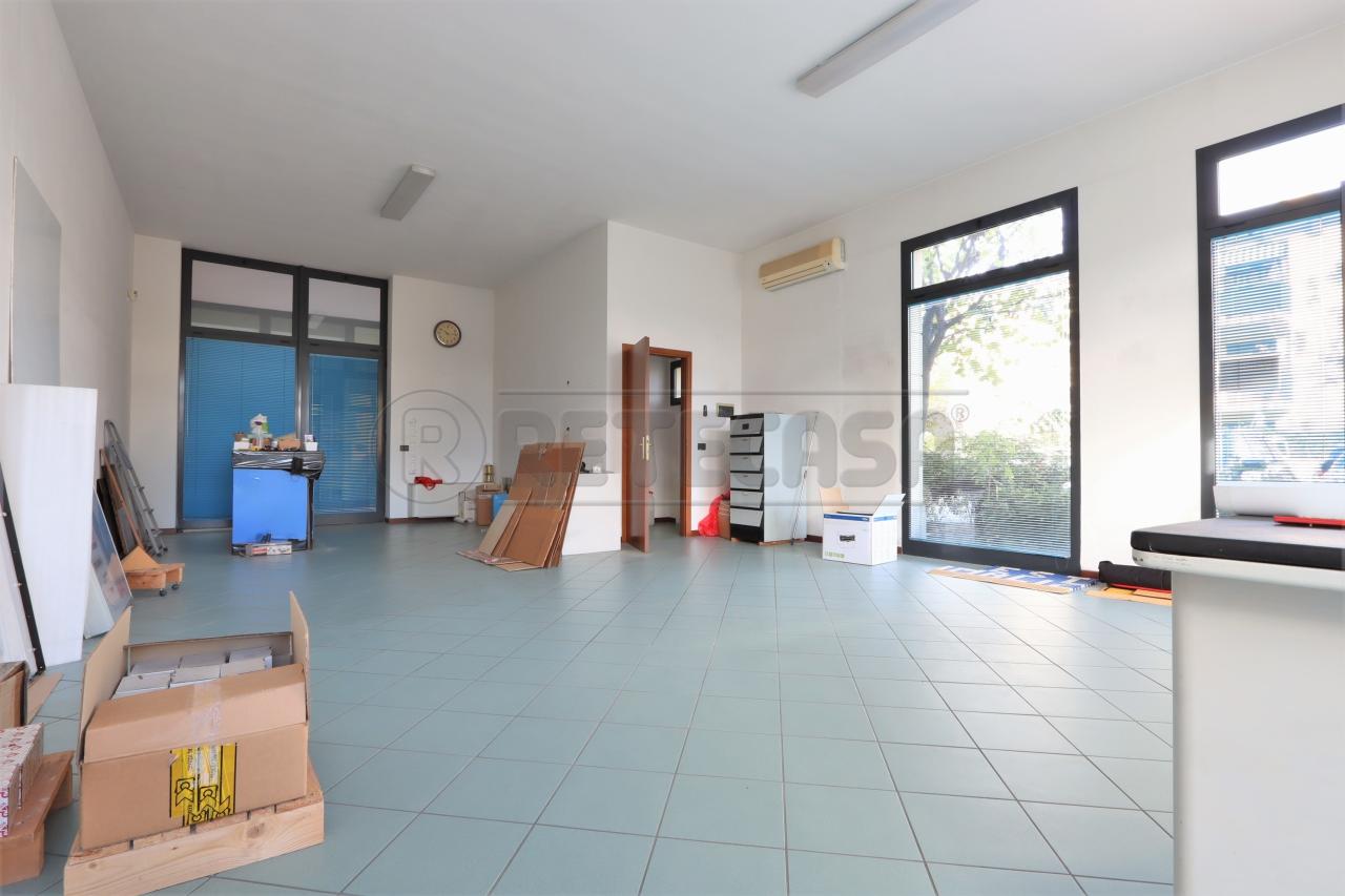 Palazzina commerciale in Via Chiesa Nuova, Longare, {3} - Foto 2