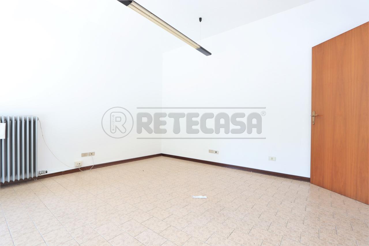 Palazzina commerciale in , Castegnero, {3} - Foto 2