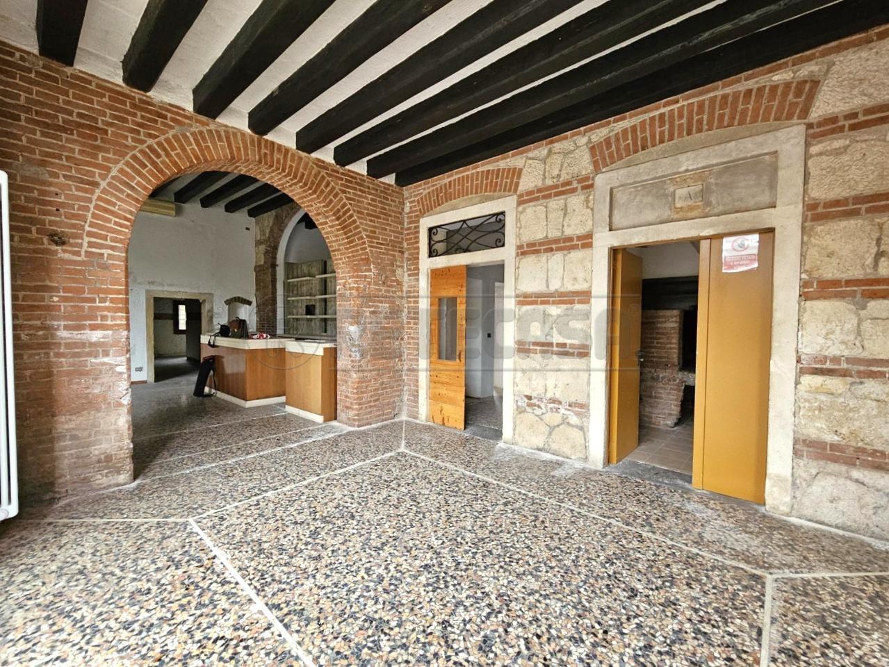 Palazzina commerciale in affitto a Vicenza