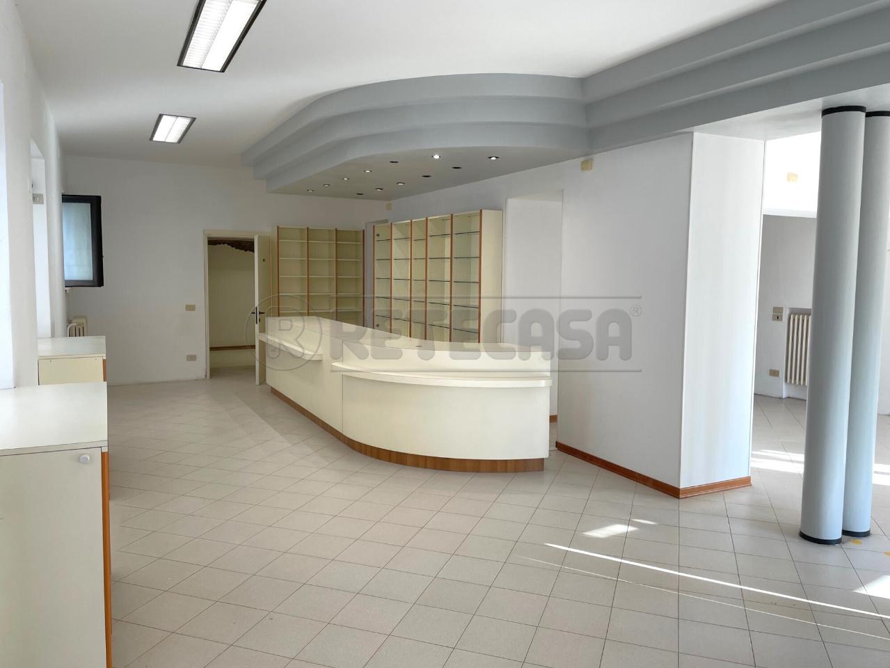 Palazzina commerciale in Via Roma 22, Orgiano, {3} - Foto 1